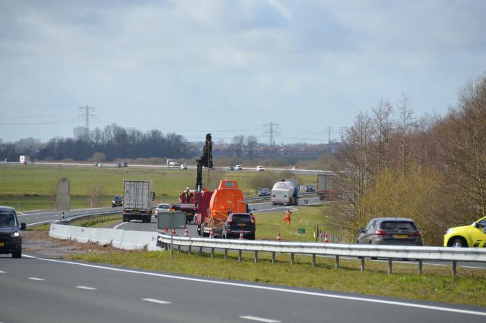 Vrachtwagen komt in botsing met bestelbus