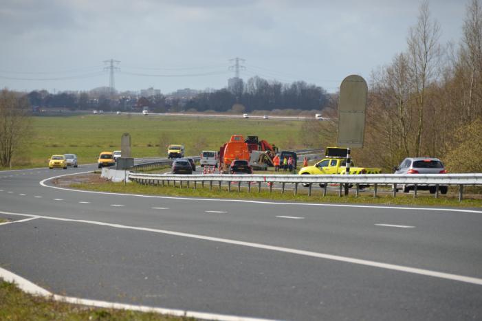 Vrachtwagen komt in botsing met bestelbus