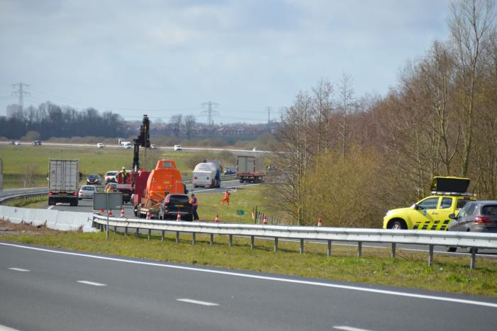 Vrachtwagen komt in botsing met bestelbus