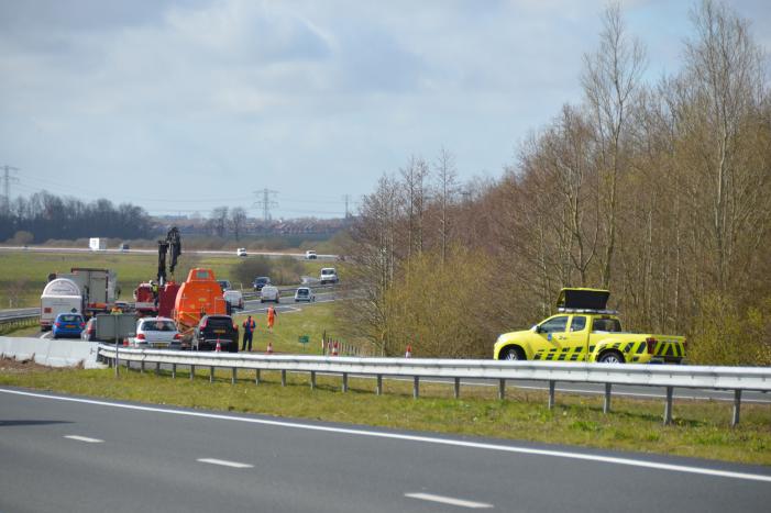 Vrachtwagen komt in botsing met bestelbus