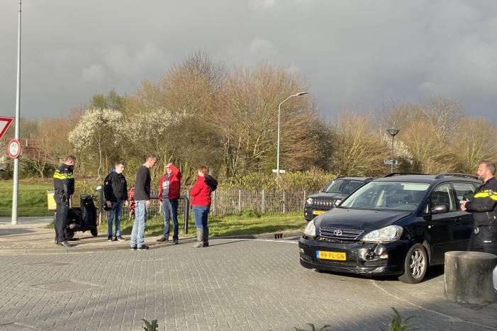 Aanrijding tussen bestelscooter en personenauto