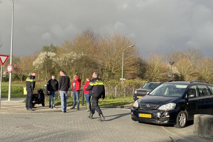 Aanrijding tussen bestelscooter en personenauto