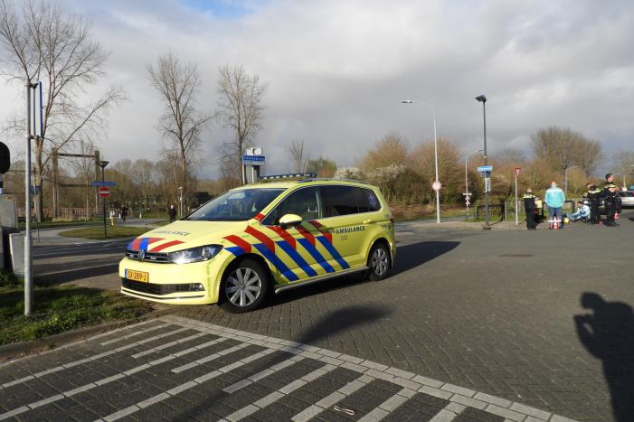 Aanrijding tussen bestelscooter en personenauto