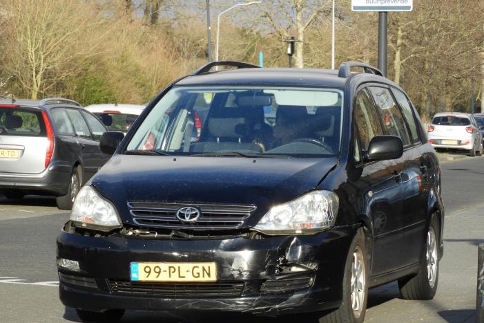 Aanrijding tussen bestelscooter en personenauto