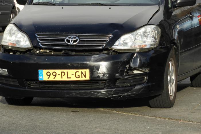 Aanrijding tussen bestelscooter en personenauto