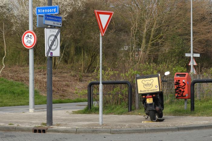 Aanrijding tussen bestelscooter en personenauto
