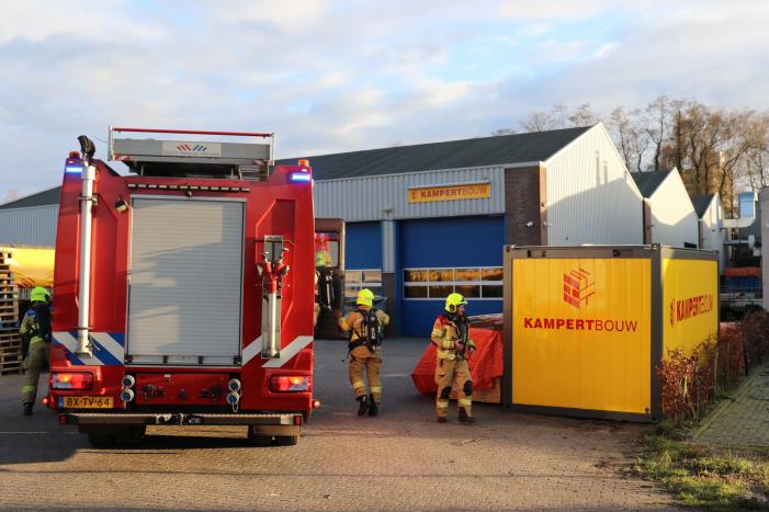 Tuinfval achter bedrijfspand vat vlam