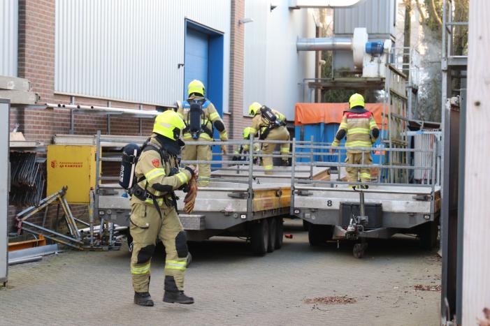 Tuinfval achter bedrijfspand vat vlam