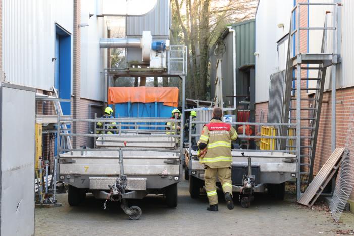 Tuinfval achter bedrijfspand vat vlam