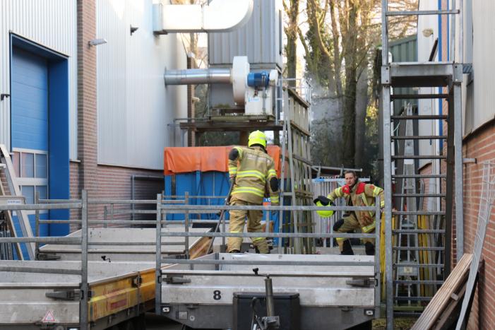 Tuinfval achter bedrijfspand vat vlam