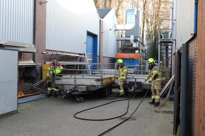 Tuinfval achter bedrijfspand vat vlam