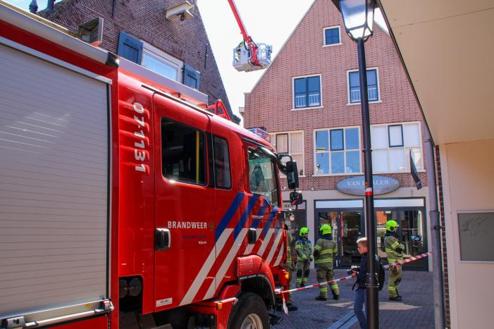 #Nijkerk Brandweer verwijdert losliggende dakpannen winkelpand Catharinastraat Nijkerk.