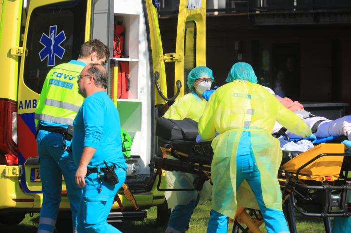Coronapatiënt uit woning gehaald in Nieuwland
