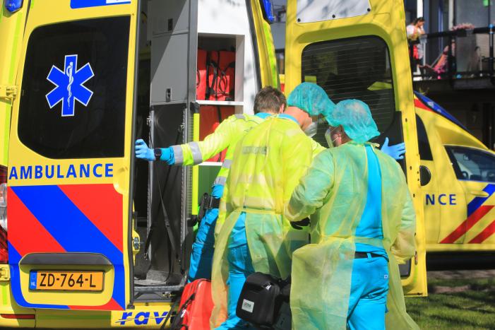 Coronapatiënt uit woning gehaald in Nieuwland