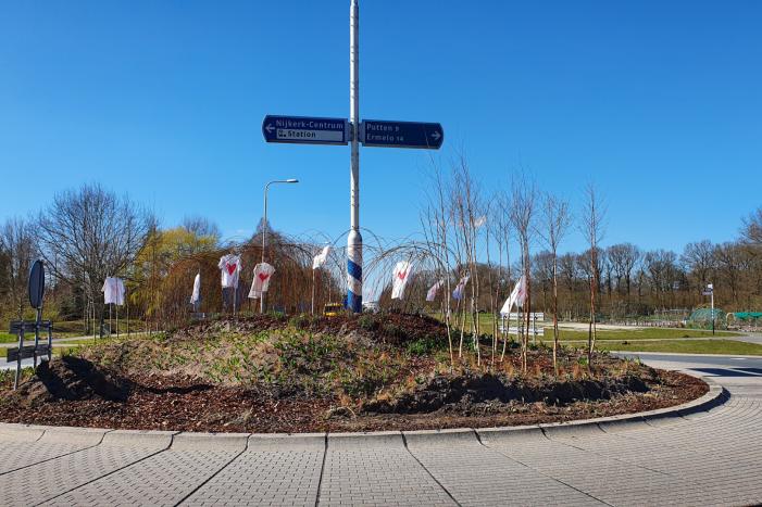 Rotonde versierd met hartjes-shirts