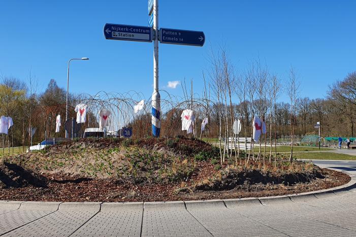 Rotonde versierd met hartjes-shirts