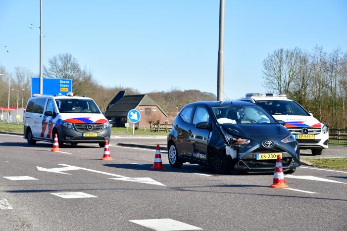 Flinke schade bij botsing tussen twee auto's