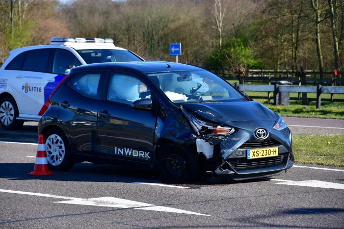 Flinke schade bij botsing tussen twee auto's