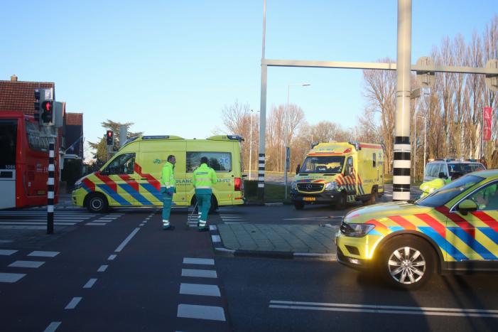 Lijnbus botst met personenauto op kruising