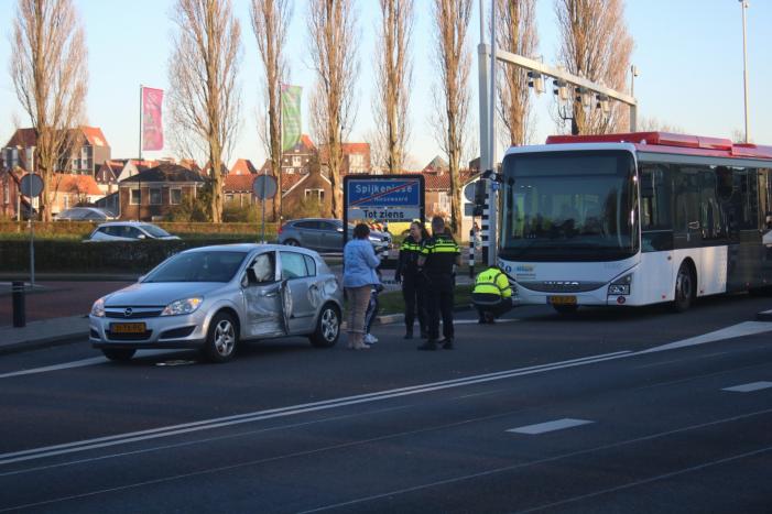 Lijnbus botst met personenauto op kruising