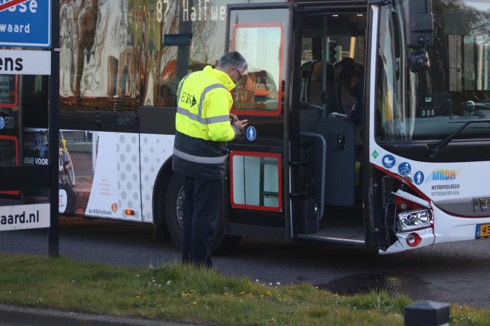 Lijnbus botst met personenauto op kruising