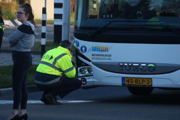 Lijnbus botst met personenauto op kruising