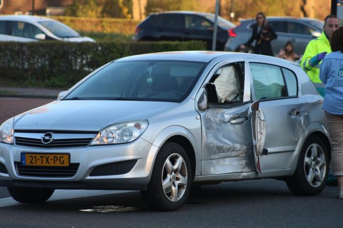 Lijnbus botst met personenauto op kruising