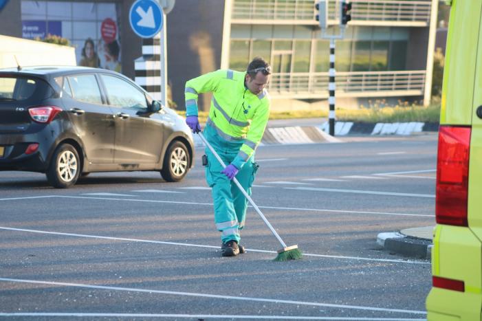 Lijnbus botst met personenauto op kruising