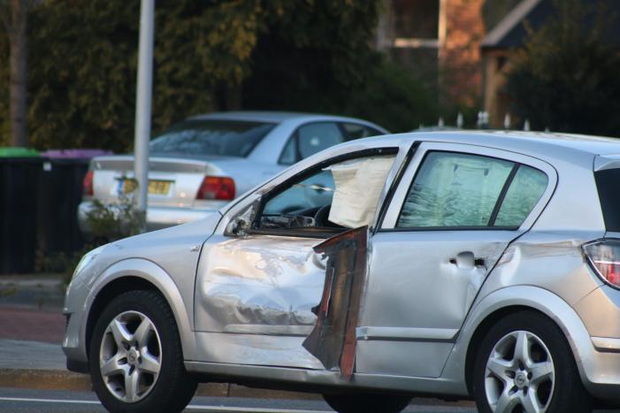 Lijnbus botst met personenauto op kruising