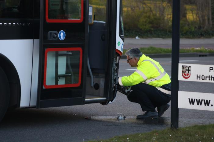 Lijnbus botst met personenauto op kruising