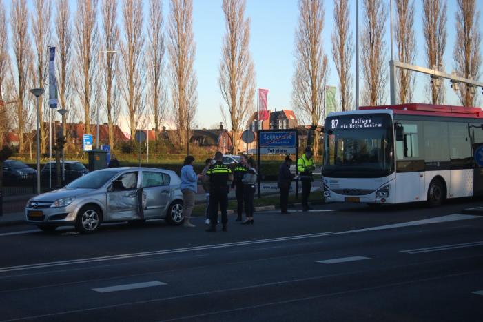 Lijnbus botst met personenauto op kruising