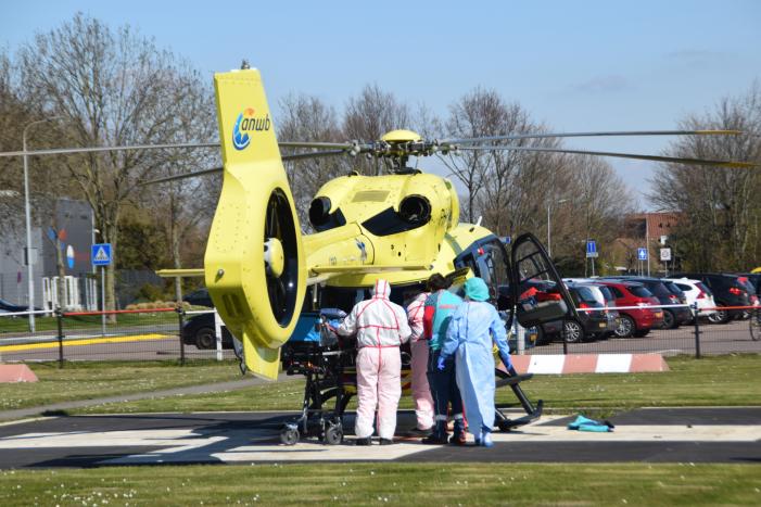 Update: #Terneuzen Traumahelikopter haalt coronapatiënt op Wielingenlaan Terneuzen.