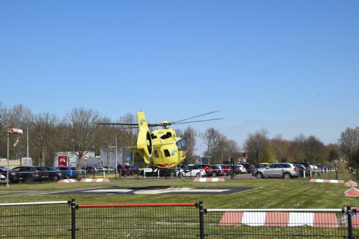 Traumahelikopter haalt coronapatiënt op