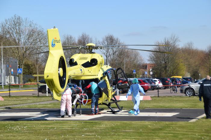 Traumahelikopter haalt coronapatiënt op