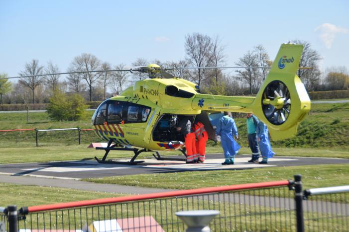 Traumahelikopter haalt coronapatiënt op