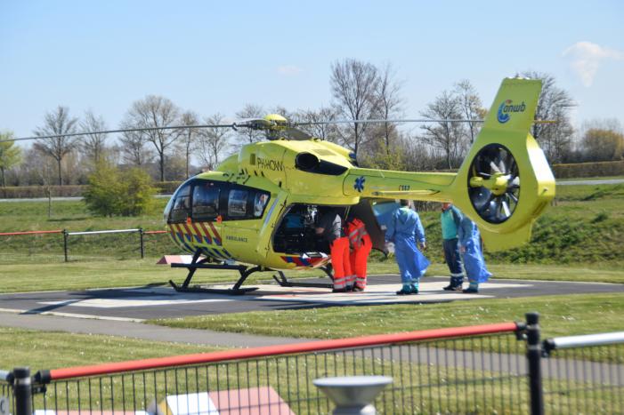 Traumahelikopter haalt coronapatiënt op