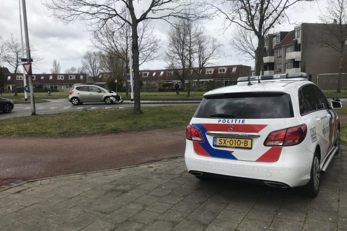 Twee auto's botsen op kruising