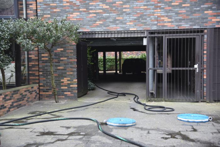 Meerdere voertuigen in brand in parkeergarage