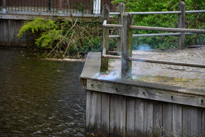 Houtwerk damwand vat vlam