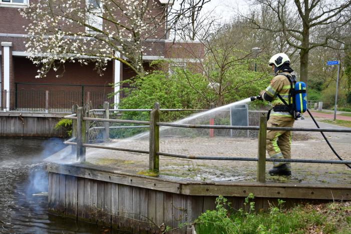 Houtwerk damwand vat vlam