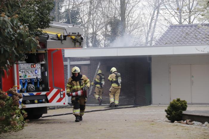 Afvalbrandje slaat over op woning