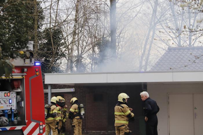 Afvalbrandje slaat over op woning