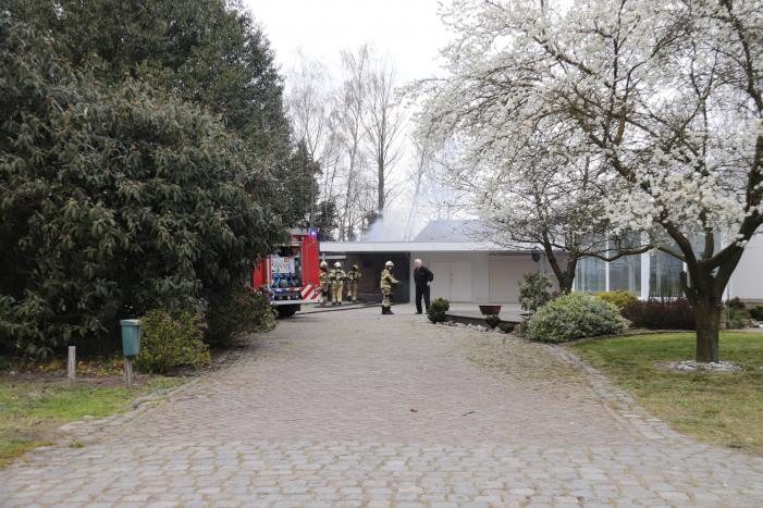 Afvalbrandje slaat over op woning