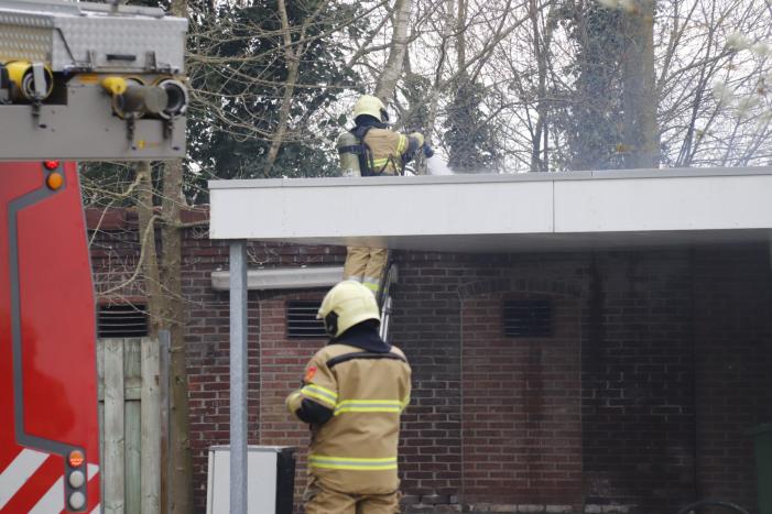 Afvalbrandje slaat over op woning
