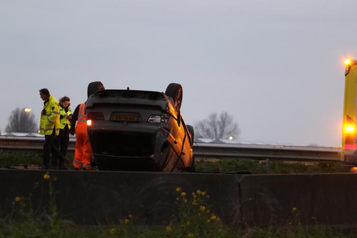 Auto belandt op de kop, bestuurder gewond