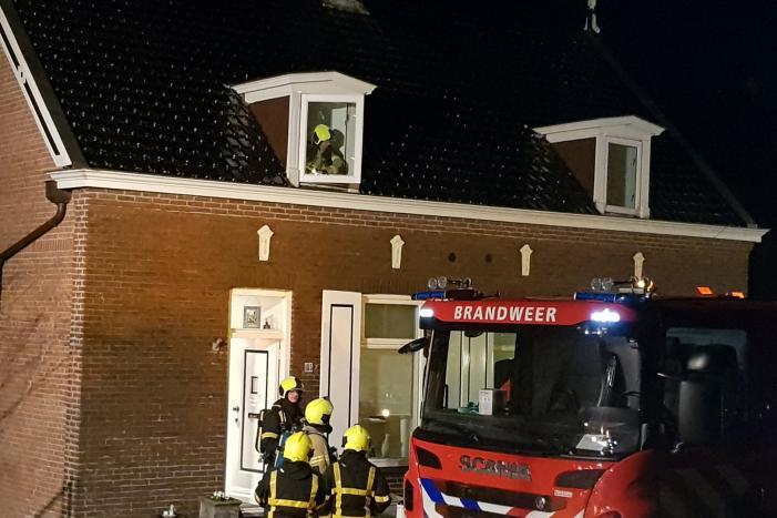 Brandweer blust schoorsteenbrand
