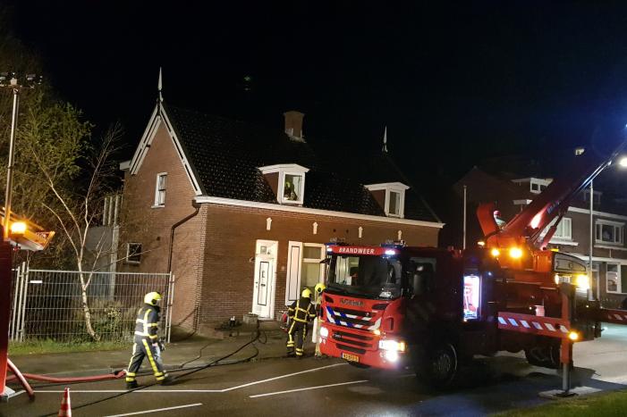 Brandweer blust schoorsteenbrand