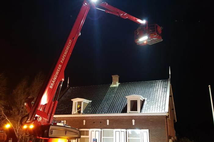 Brandweer blust schoorsteenbrand