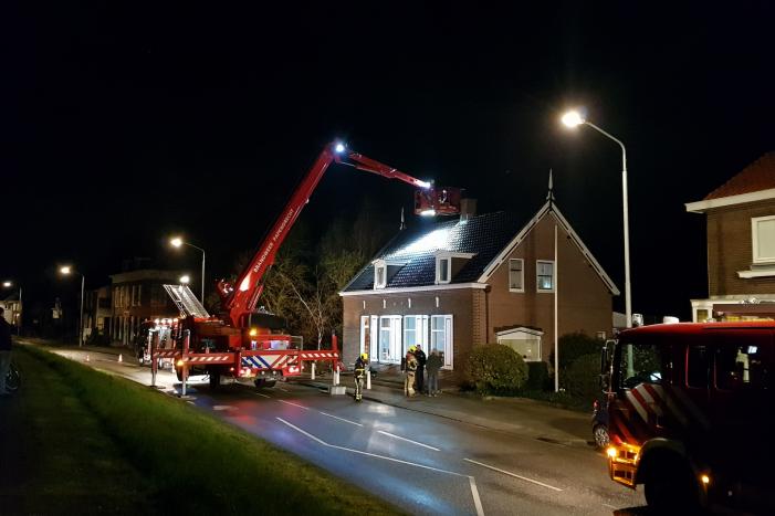 Brandweer blust schoorsteenbrand