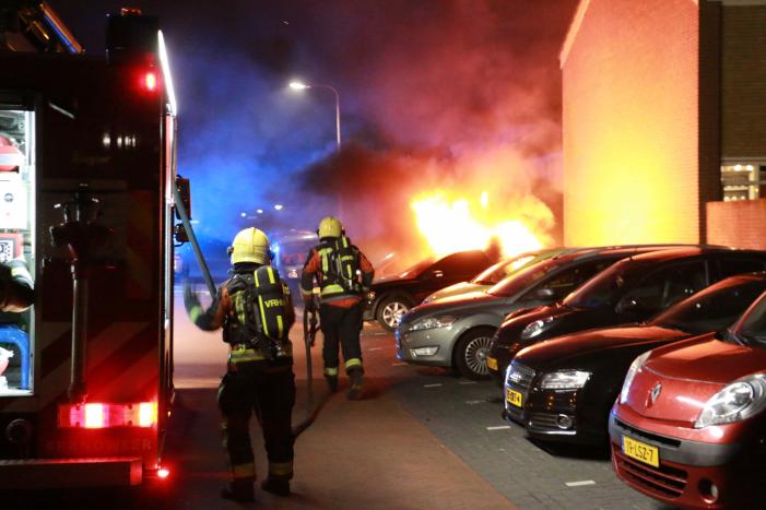 Geparkeerde auto's verwoest door brand